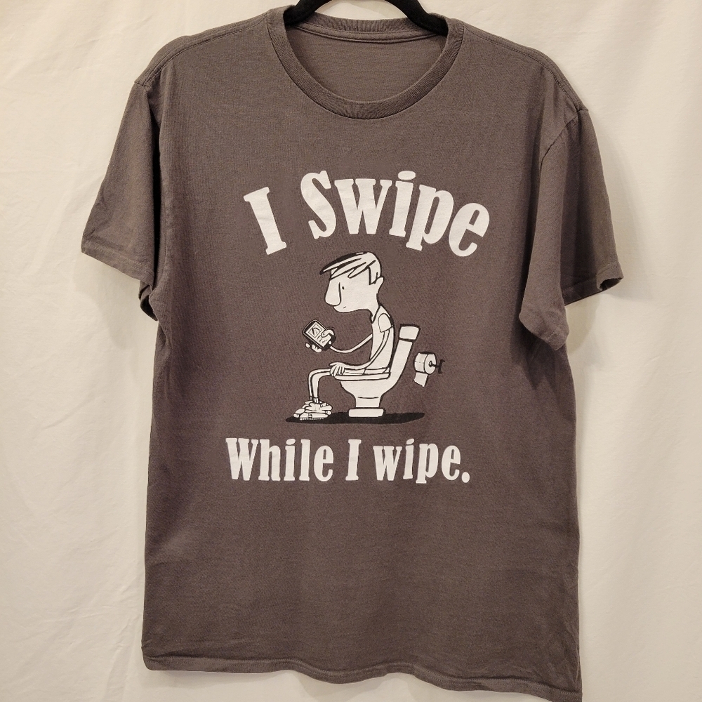 "I swipe while I wipe" funny t-shirt size medium